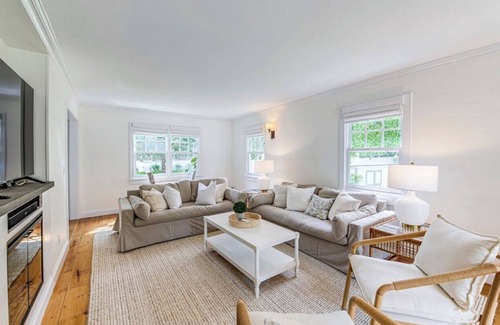 East Hampton Casa | One Minute to Main St. East Hampton / Private Backyard Oasis