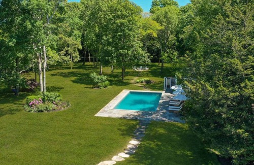 East Hampton Casa | One Minute to Main St. East Hampton / Private Backyard Oasis