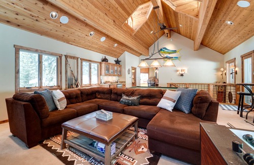 Truckee Casa | 'One Moose Lodge' w/ Hot Tub in Tahoe Donner