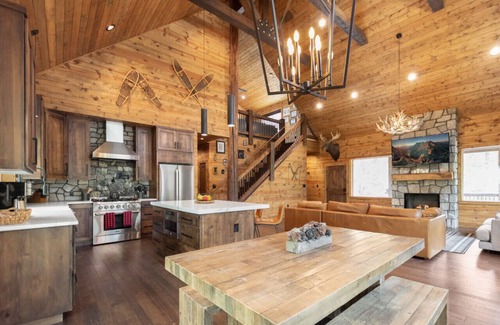 Duck Creek Village Cabina | One of a Kind Cabin- Game Room, Fire Pit, Covered Deck w/ Fireplace & Spa!