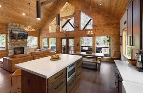 Duck Creek Village Cabina | One of a Kind Cabin- Game Room, Fire Pit, Covered Deck w/ Fireplace & Spa!