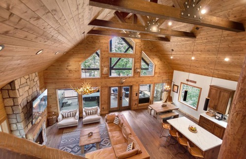 Duck Creek Village Cabina | One of a Kind Cabin- Game Room, Fire Pit, Covered Deck w/ Fireplace & Spa!
