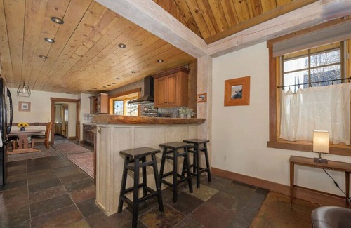 Fraser Cabina | One of a kind 5 bedroom cabin, downtown location,