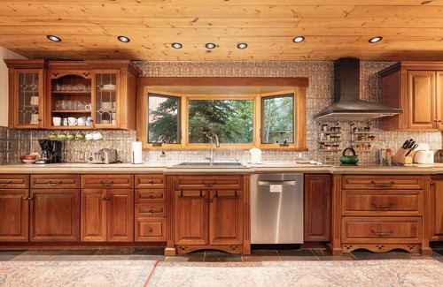 Fraser Cabina | One of a kind 5 bedroom cabin, downtown location,