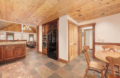 Fraser Cabina | One of a kind 5 bedroom cabin, downtown location,
