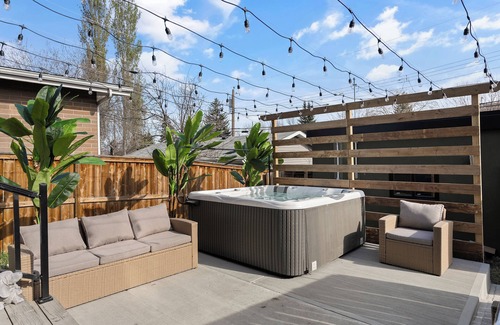 Southwest Calgary Casa | *One of a Kind* | Hot Tub| Air Hockey| Pool and…