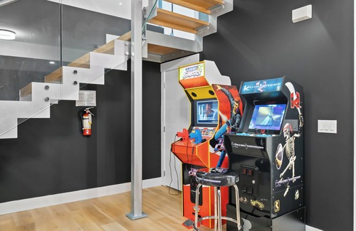 Southwest Calgary Casa | *One of a Kind* | Hot Tub| Air Hockey| Pool and…