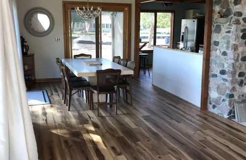 Cheboygan Casa | Ubicación única en el lago Mullett y el río Cheboygan