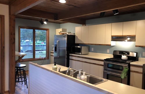 Cheboygan Casa | Ubicación única en el lago Mullett y el río Cheboygan