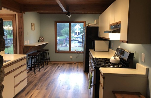 Cheboygan Casa | Ubicación única en el lago Mullett y el río Cheboygan