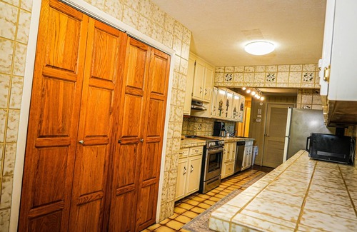 Pine Mountain Chalet De Esquí | One of a kind our Mini Lodge Chalet directly across from our pool!