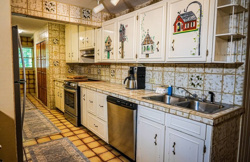 Pine Mountain Chalet De Esquí | One of a kind our Mini Lodge Chalet directly across from our pool!