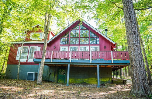 Pine Mountain Chalet De Esquí | One of a kind our Mini Lodge Chalet directly across from our pool!