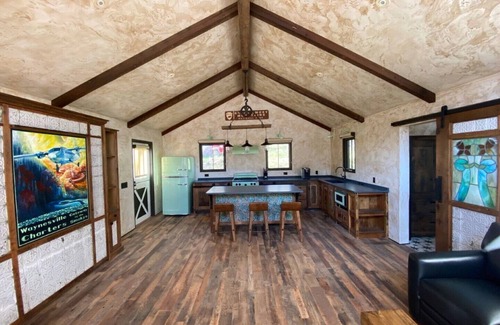 Waynesville Cabina | One-of-a-Kind Rustic Mountain Studio-Private Quiet