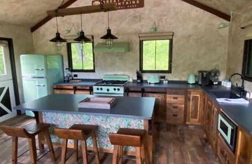 Waynesville Cabina | One-of-a-Kind Rustic Mountain Studio-Private Quiet