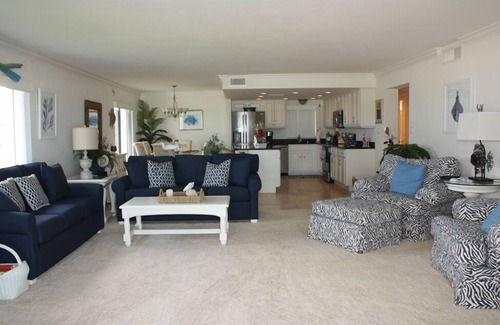 New Smyrna Beach Condominio | Planta baja única, tres dormitorios, tres baños. Impresionantes vistas al sur este del océano.