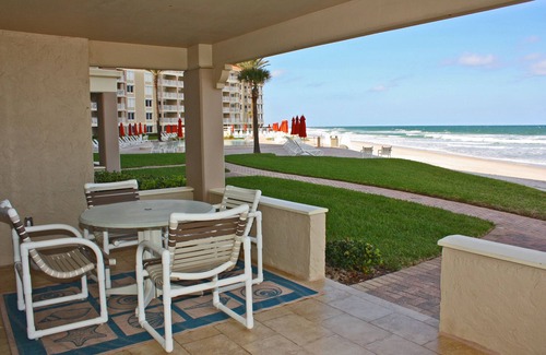 New Smyrna Beach Condominio | Planta baja única, tres dormitorios, tres baños. Impresionantes vistas al sur este del océano.