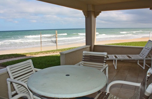 New Smyrna Beach Condominio | Planta baja única, tres dormitorios, tres baños. Impresionantes vistas al sur este del océano.