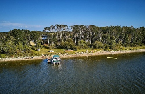 Shoal Lake Casa | Una de Kind LakeFront Cottage Home con magníficas vistas al lago, enorme cubierta