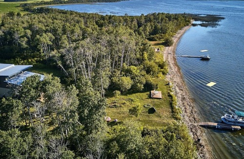 Shoal Lake Casa | Una de Kind LakeFront Cottage Home con magníficas vistas al lago, enorme cubierta