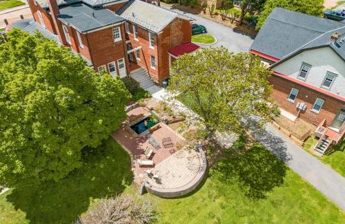 Daniels Hill Casa | One of These Nights - King Sized Bed - Sleeps 2