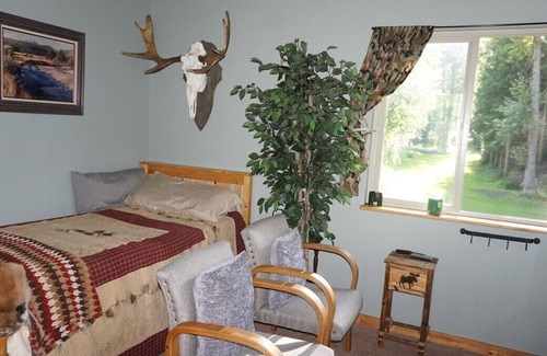 Sandpoint Apartamento | One-room elevated wildlife viewing cabin with a twin bed, chairs, and a small food warming area.