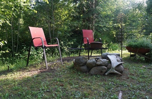 Sandpoint Apartamento | One-room elevated wildlife viewing cabin with a twin bed, chairs, and a small food warming area.