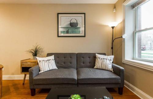 Belmont Cragin Apartamento | ONE ROOM in AN APT HAVEN