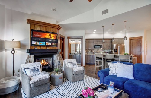Peak 8 Condominio | One Ski Hill 2BR Penthouse Ski-In/Out w/ Stunning Gondola & Mountain Views