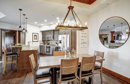 Peak 8 Condominio | One Ski Hill 2BR Penthouse Ski-In/Out w/ Stunning Gondola & Mountain Views