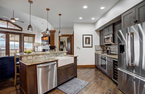 Peak 8 Condominio | One Ski Hill 2BR Penthouse Ski-In/Out w/ Stunning Gondola & Mountain Views