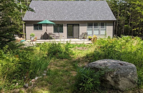 Northeast Harbor Casa | One Story House on Wooded Lot Near Walking Trails and Acadia National Park