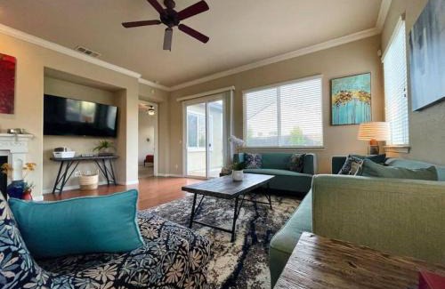 West Sacramento Casa | One Story Pet & Family Friendly Fireplace