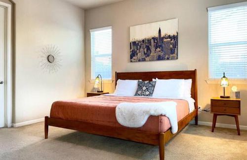 West Sacramento Casa | One Story Pet & Family Friendly Fireplace