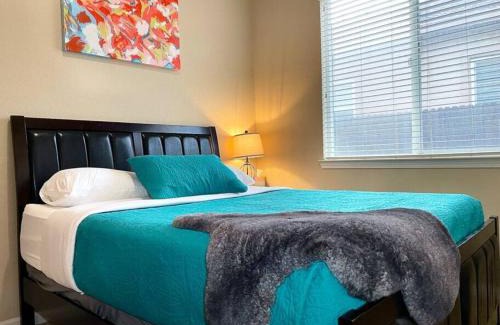 West Sacramento Casa | One Story Pet & Family Friendly Fireplace