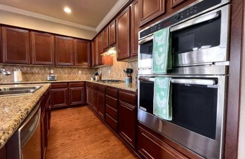 West Sacramento Casa | One Story Pet & Family Friendly Fireplace