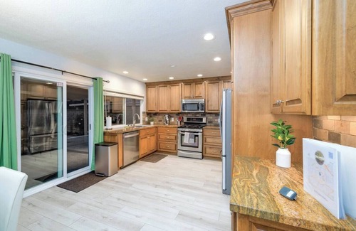 Laguna Hills Casa | One-Story w/ Backyard & FastWiFi (Avocado Perch)