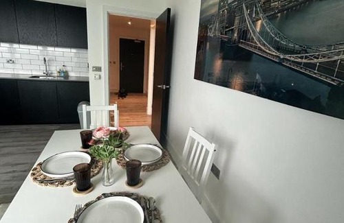 East Acton Apartamento | One west point , Icon tower