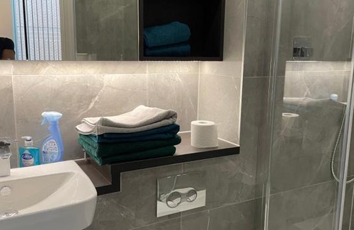 East Acton Apartamento | One west point , Icon tower