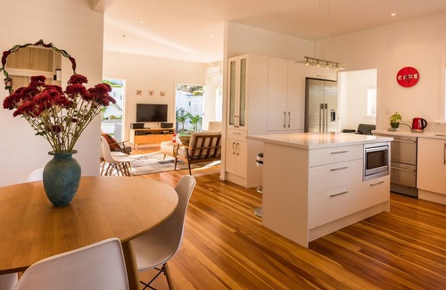 Oneroa Casa | Oneroa Village, 5 mins to Oneroa beach, Restaurants & Shops | Be My Guest