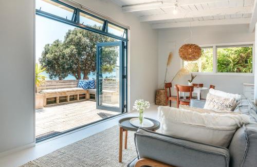 Onetangi Casa | Onetangi Waterfront Bach - Coast & Country