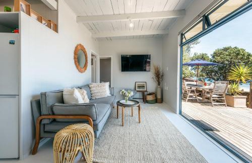 Onetangi Casa | Onetangi Waterfront Bach - Coast & Country