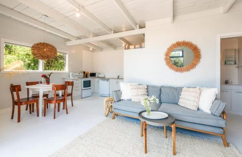Onetangi Casa | Onetangi Waterfront Bach - Coast & Country