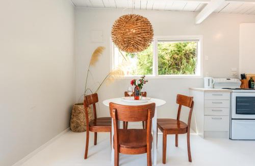 Onetangi Casa | Onetangi Waterfront Bach - Coast & Country