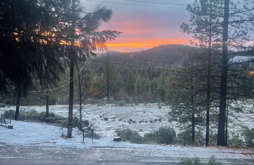Placerville Cabina | Only 1 mile away from Jenkinson Lake, an hour away from South Lake Tahoe.