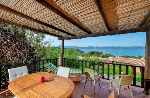 Baja Sardinia Apartamento | A pocos metros de la playa con un balcón de ensueño