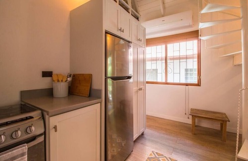 Playa Guiones Casa | A pocos pasos de las olas y un corto paseo al yoga, esta moderna casita para 6 personas.