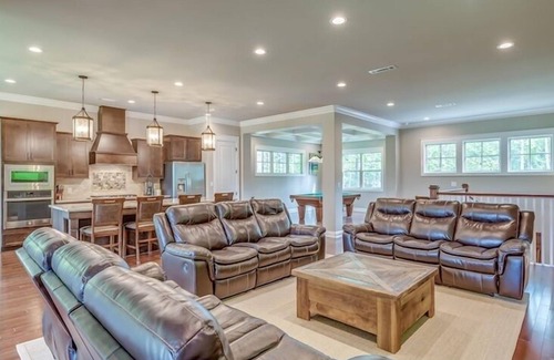 Opelika Casa | New Home @ RTJ Golf Trail - 4 suites, 8 camas Queen, 5 televisores, Putting Green ... ¡GUAU!