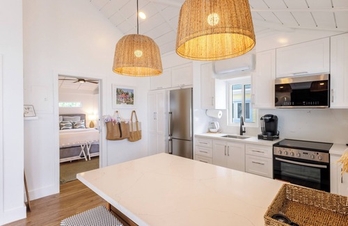 West End Apartamento | ONTA BEACH VILLA - new beachfront apartment, steps from surf & bars in Apple Bay
