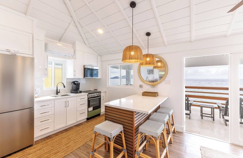 West End Apartamento | ONTA BEACH VILLA - new beachfront apartment, steps from surf & bars in Apple Bay